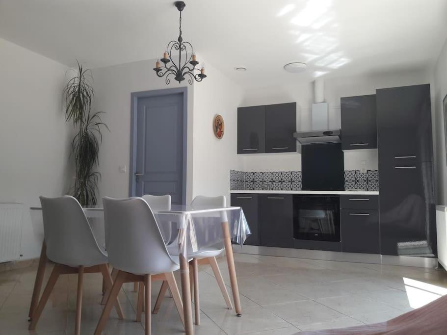 Maison Dans Une Propriete Avec Une Cour Corneilhan Exteriör bild