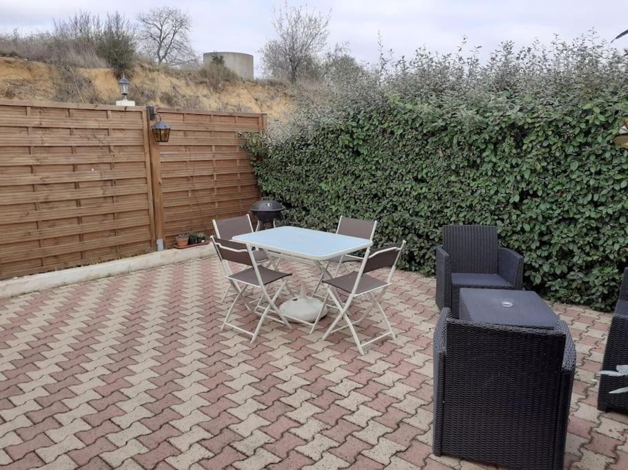 Maison Dans Une Propriete Avec Une Cour Corneilhan Exteriör bild